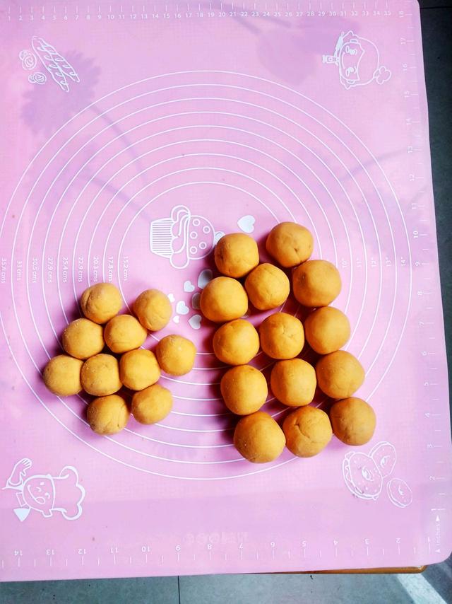「南瓜豆沙馅空心麻团」的做法+配方,色泽漂亮,口感甜糯