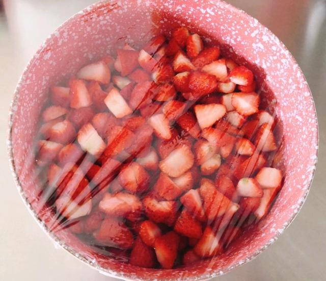 草莓好吃不易储存，教你做成草莓酱，掌握一个技巧，吃一个月不坏