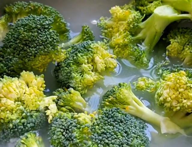 自从知道西兰花加鸡蛋可以这样做,孩子3天2头点名吃,每次都吃光