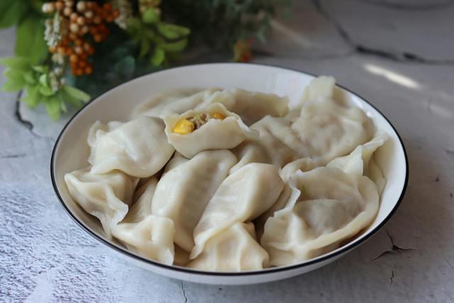 这馅饺子很少有人做，比虾仁便宜，比韭菜鲜美，一人两碗不过瘾