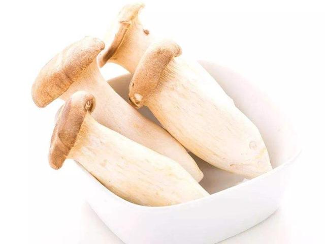 买杏鲍菇时,挑小的还是挑大的?卖菜的说漏嘴,以后可别再瞎买