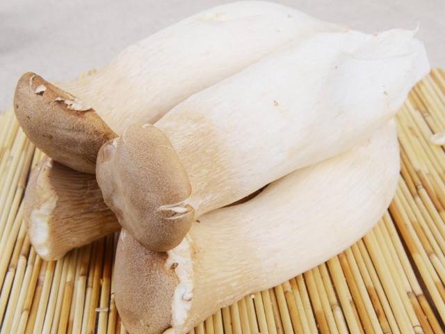 买杏鲍菇时,挑小的还是挑大的?卖菜的说漏嘴,以后可别再瞎买