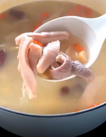 猪肚汤,经常给家人煲这道汤,很美味又养胃,全家人都喜欢