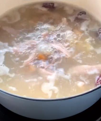 猪肚汤,经常给家人煲这道汤,很美味又养胃,全家人都喜欢