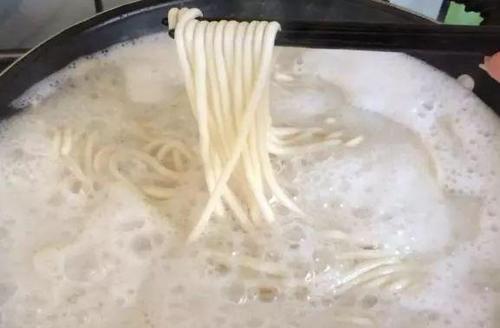 煮面条,最忌讳开水下锅!星级大厨教你“1招”,面条劲道不起坨