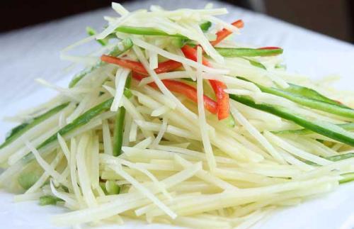 炒土豆丝,应该先放醋还是后放醋?许多人弄错了,难怪粘锅还难吃
