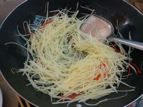 炒土豆丝,应该先放醋还是后放醋?许多人弄错了,难怪粘锅还难吃