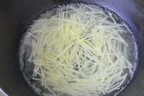 炒土豆丝,应该先放醋还是后放醋?许多人弄错了,难怪粘锅还难吃