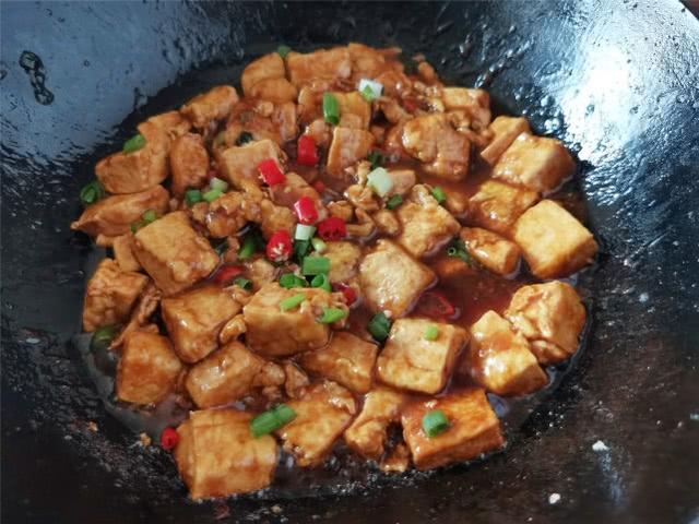 比肉还好吃的一道菜,一块豆腐两个鸡蛋,做出一道美味家常豆腐!