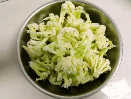 炒花菜,也许你一开始就做错了,往里加点“它”,花菜爽口又入味