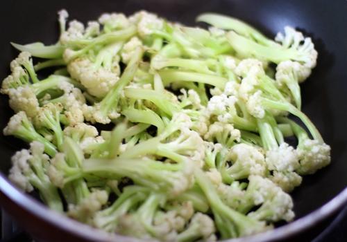炒花菜,也许你一开始就做错了,往里加点“它”,花菜爽口又入味