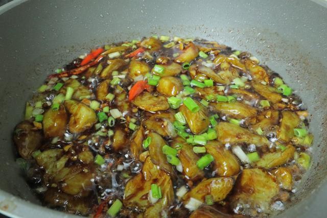 做糖醋茄子时,茄子不要直接下锅炸,多加一步,茄子入味不吸油