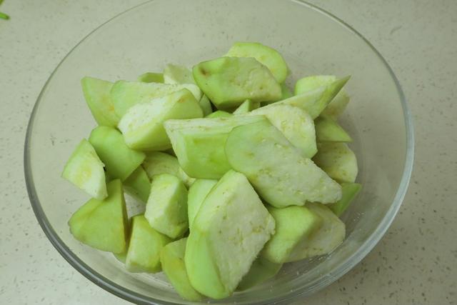 做糖醋茄子时,茄子不要直接下锅炸,多加一步,茄子入味不吸油