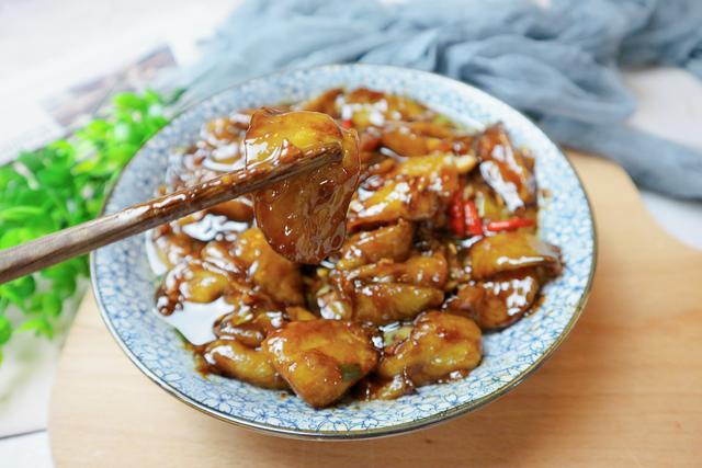 做糖醋茄子时,茄子不要直接下锅炸,多加一步,茄子入味不吸油