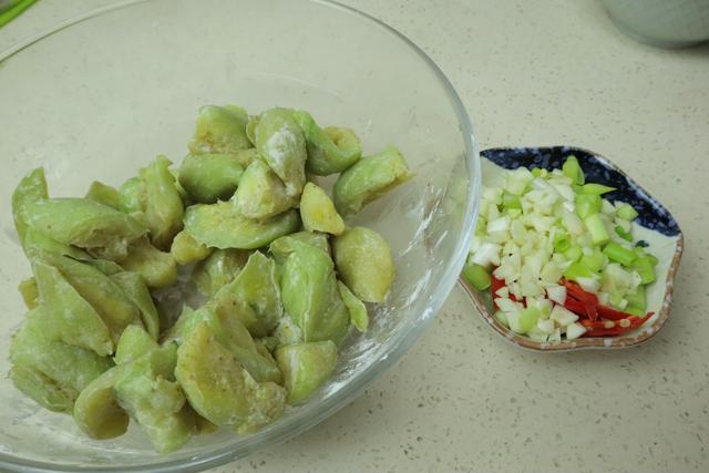 做糖醋茄子时,茄子不要直接下锅炸,多加一步,茄子入味不吸油