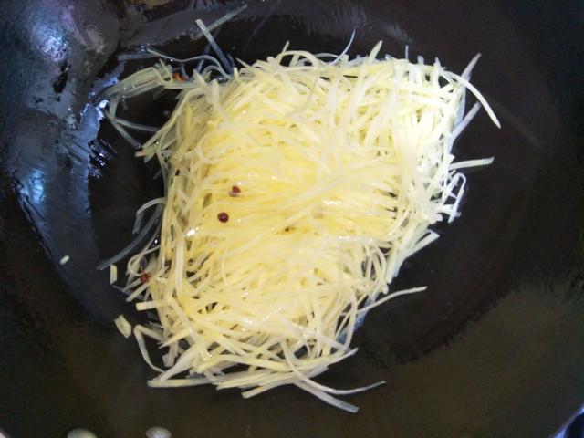 清炒土豆丝,最忌直接下锅,大厨:多加1步,土豆丝清脆不粘锅
