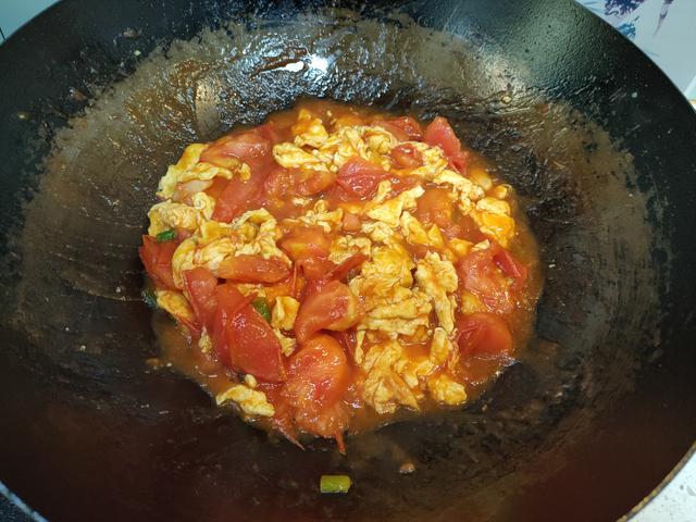 做西红柿炒鸡蛋，放盐还是放白糖？不少人搞错了，难怪味道不够好