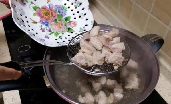 羊肉炖萝卜，这样做一点膻味都没有，鲜嫩味美，越吃越想吃