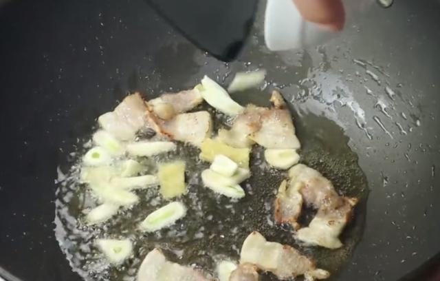 手撕包菜很多人做错了,厨师长教我的技巧,比吃肉还香,超下饭