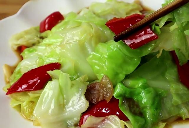 手撕包菜很多人做错了,厨师长教我的技巧,比吃肉还香,超下饭