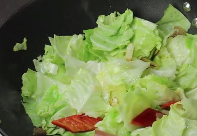 手撕包菜很多人做错了,厨师长教我的技巧,比吃肉还香,超下饭