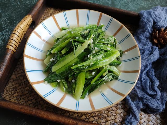 蒜蓉油麦菜，先放蒜还是后放蒜？学会酒店的做法，蒜香浓郁口感脆