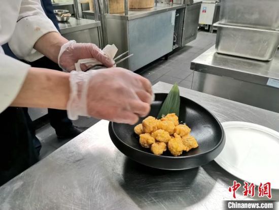 瑞士“90后”小伙开鲁菜馆 促中国饮食文化走出