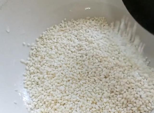 我家五花肉从不红烧,淋2个鸡蛋,不用炒也不炖,上桌3斤都不够吃