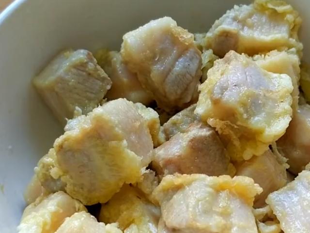 我家五花肉从不红烧,淋2个鸡蛋,不用炒也不炖,上桌3斤都不够吃