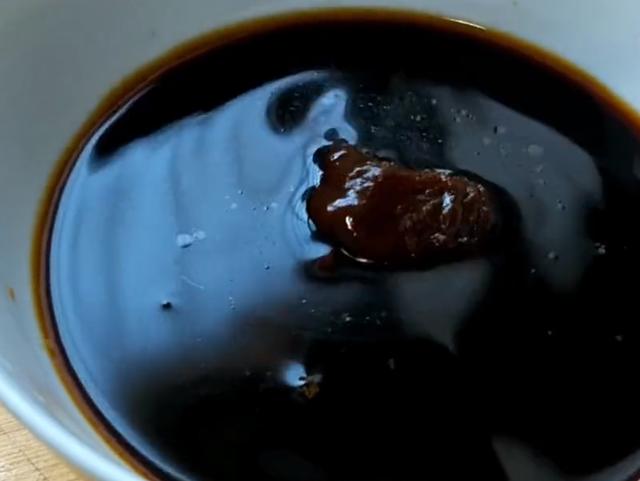 我家五花肉从不红烧,淋2个鸡蛋,不用炒也不炖,上桌3斤都不够吃