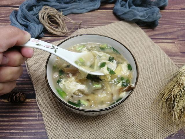 早餐这样吃,半碗面粉,两个鸡蛋,不炒菜不煮粥,营养美味特好吃