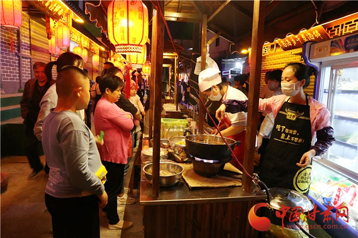 陇南武都：美食文化旅游节激发消费活力 “点亮”夜间经济