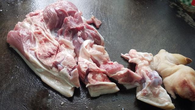 猪脚这样做香味更浓,教你一道懒人版的蒜香猪脚,简单美味又下饭