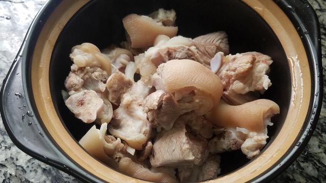 猪脚这样做香味更浓,教你一道懒人版的蒜香猪脚,简单美味又下饭