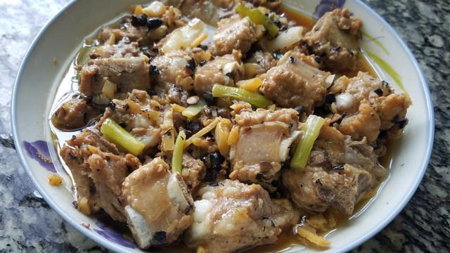 这一道美味的蒸排骨,广东人经常吃一道家常菜,香味浓又下饭