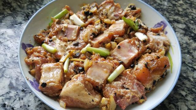 这一道美味的蒸排骨,广东人经常吃一道家常菜,香味浓又下饭