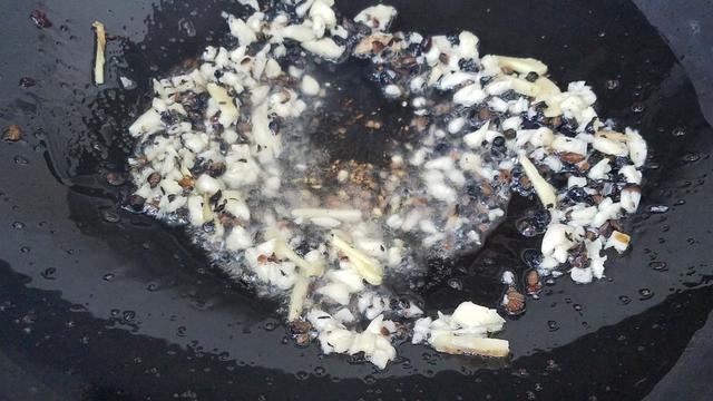 这一道美味的蒸排骨,广东人经常吃一道家常菜,香味浓又下饭