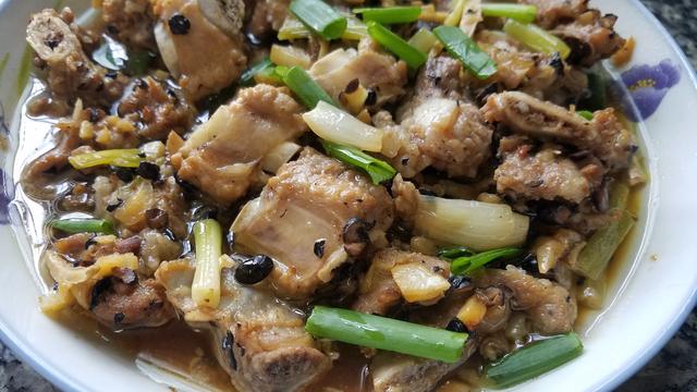 这一道美味的蒸排骨，广东人经常吃一道家常菜，香味浓又下饭