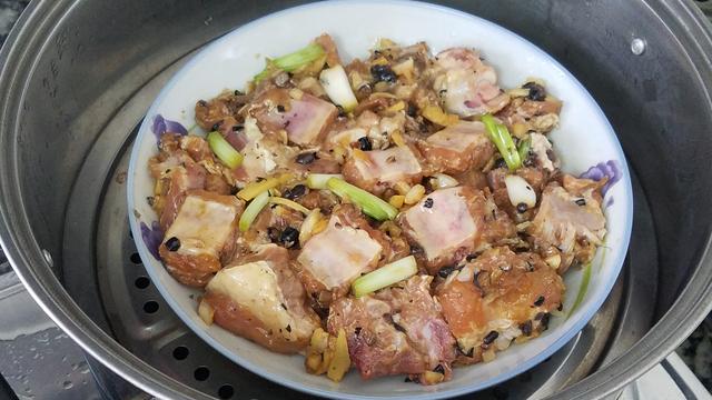 这一道美味的蒸排骨,广东人经常吃一道家常菜,香味浓又下饭
