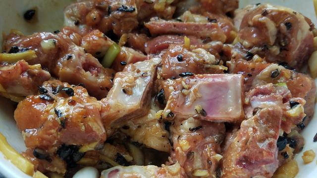 这一道美味的蒸排骨,广东人经常吃一道家常菜,香味浓又下饭