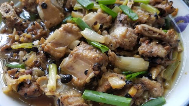 这一道美味的蒸排骨,广东人经常吃一道家常菜,香味浓又下饭
