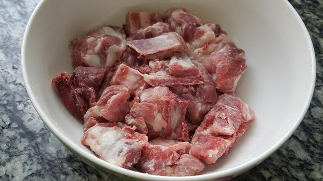 这一道美味的蒸排骨,广东人经常吃一道家常菜,香味浓又下饭