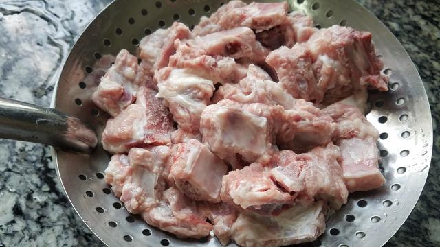 这一道美味的蒸排骨,广东人经常吃一道家常菜,香味浓又下饭