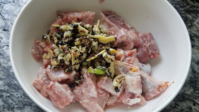 这一道美味的蒸排骨,广东人经常吃一道家常菜,香味浓又下饭