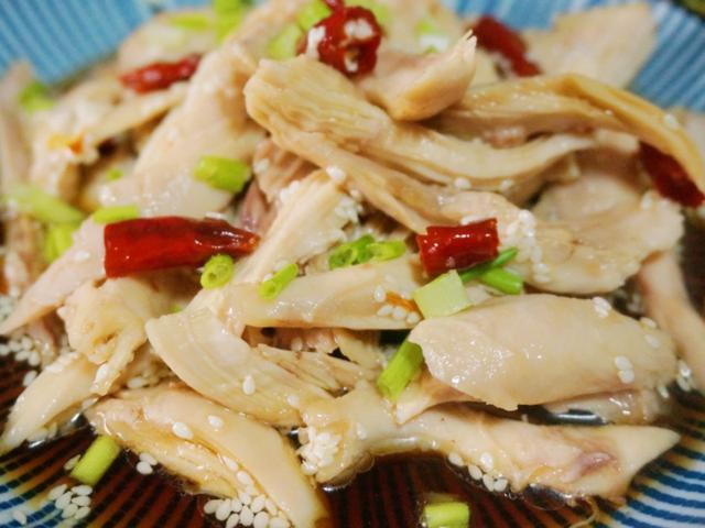 鸡腿新吃法——凉拌手撕鸡腿肉,鲜嫩入味,老婆天天吃都不够