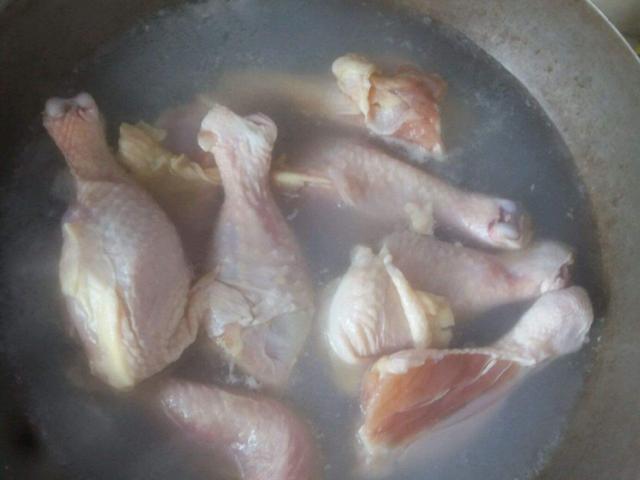 鸡腿新吃法——凉拌手撕鸡腿肉,鲜嫩入味,老婆天天吃都不够