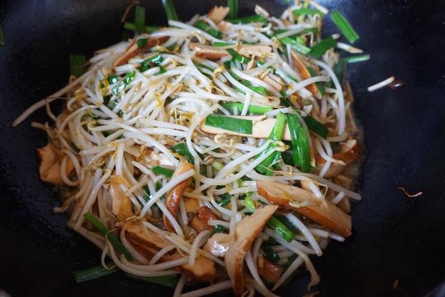 教你美味解馋的火腿炒豆芽,家里人连吃三天都不腻,让人欲罢不能