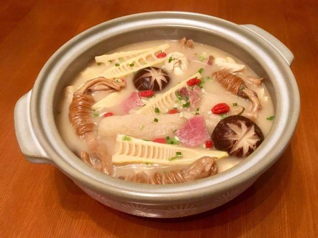 这样做出来的香菇春笋鸡汤超美味,营养好吃能解馋,孩子特喜欢