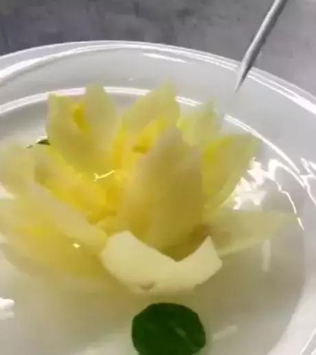 国宴的开水白菜到底有多牛,看到开水浇上的那一刻,网友:太惊艳
