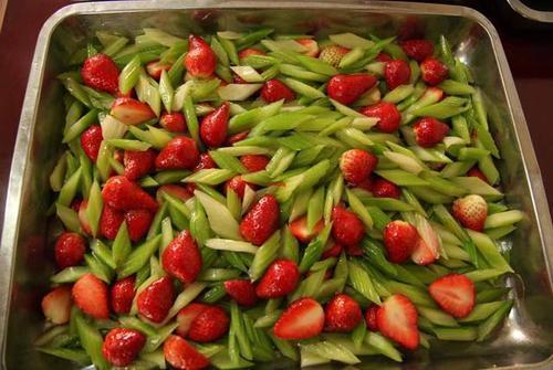 食堂师傅出新菜了,赶紧来排队!网友:这菜色,真是妈见打爸见抽